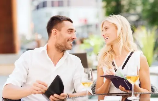 Urban couple discussing the bill during a date reflecting money expectations in modern relationships
